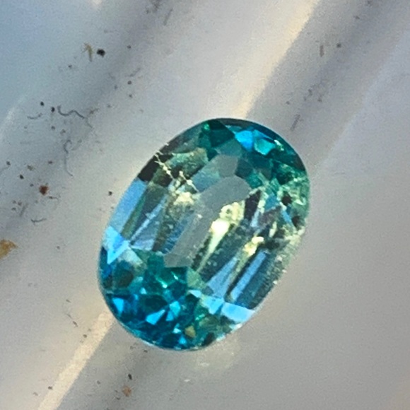 1.98 Carat Oval Blue Zircon - Precision Faceting - PLEASE SEE VIDEO - Picture 10 of 17